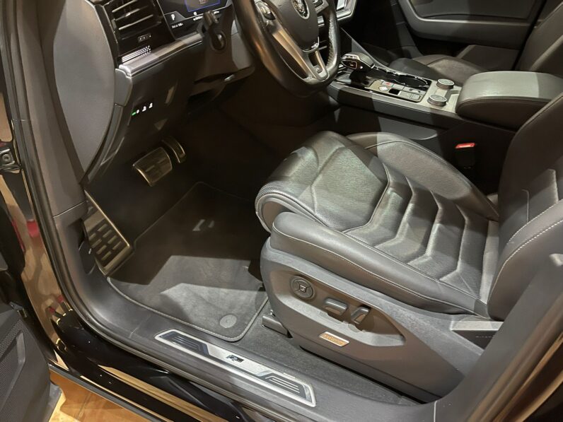 
								VOLKSWAGEN TOUAREG R LINE BLACK EDITION full									