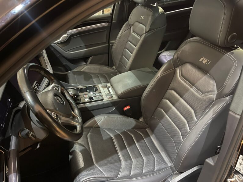 
								VOLKSWAGEN TOUAREG R LINE BLACK EDITION full									