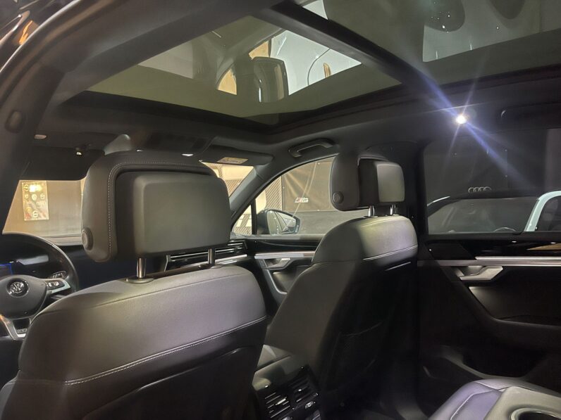 
								VOLKSWAGEN TOUAREG R LINE BLACK EDITION full									