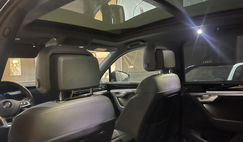 
								VOLKSWAGEN TOUAREG R LINE BLACK EDITION full									