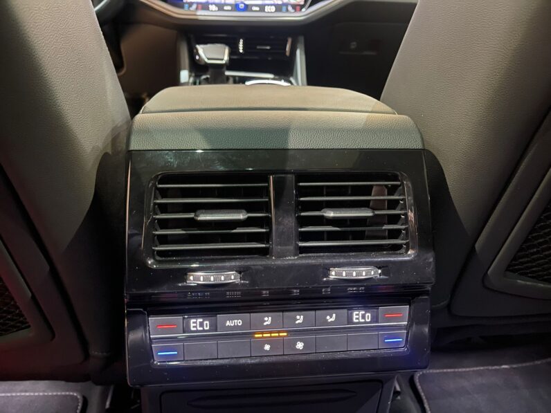 
								VOLKSWAGEN TOUAREG R LINE BLACK EDITION full									