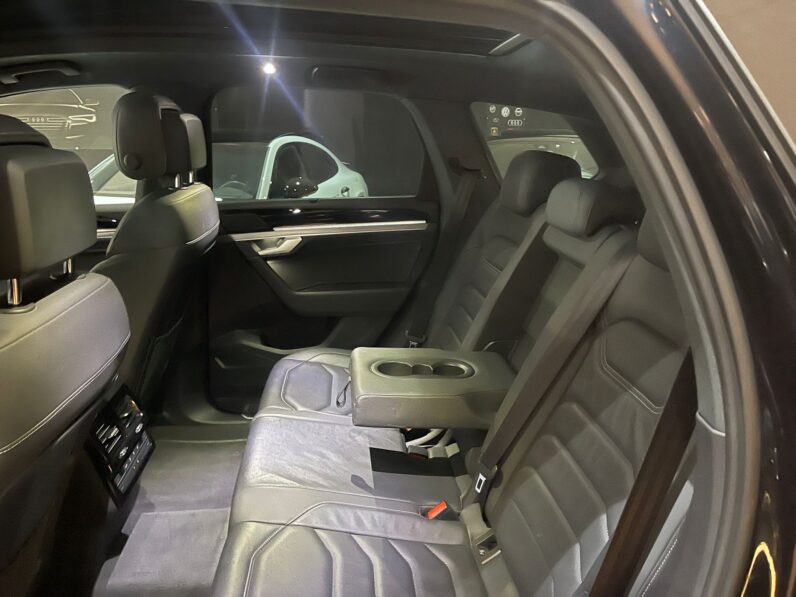 
								VOLKSWAGEN TOUAREG R LINE BLACK EDITION full									