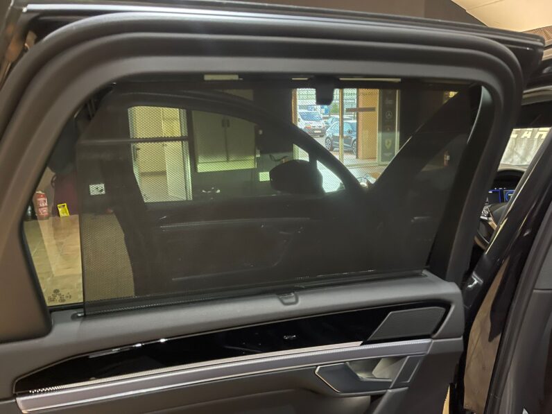 
								VOLKSWAGEN TOUAREG R LINE BLACK EDITION full									