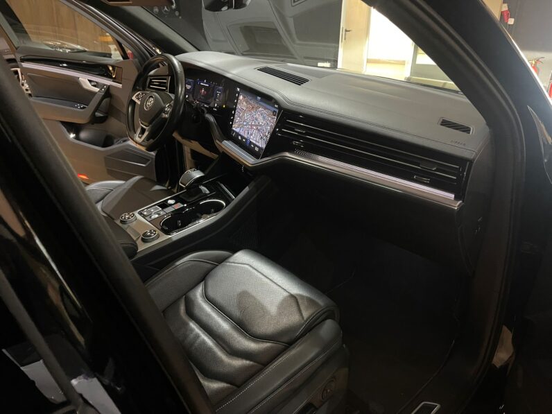 
								VOLKSWAGEN TOUAREG R LINE BLACK EDITION full									