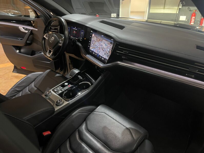 
								VOLKSWAGEN TOUAREG R LINE BLACK EDITION full									