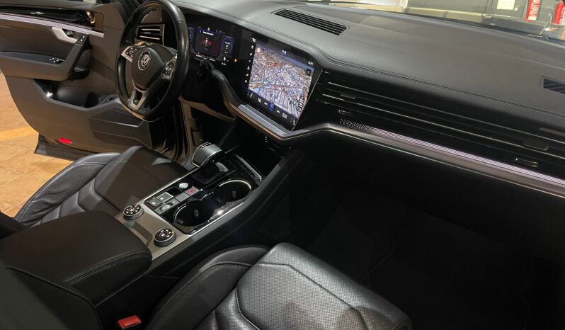 
								VOLKSWAGEN TOUAREG R LINE BLACK EDITION full									