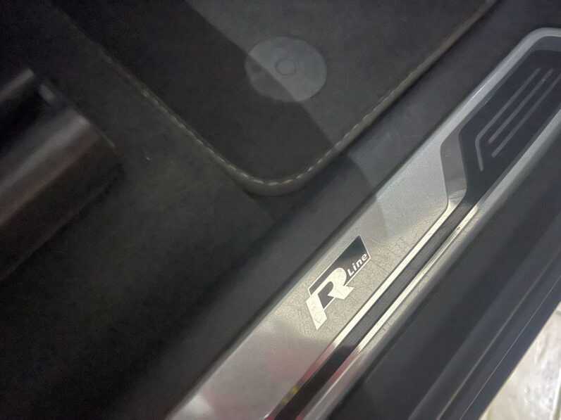 
								VOLKSWAGEN TOUAREG R LINE BLACK EDITION full									