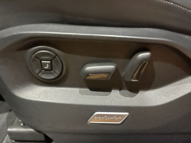 
								VOLKSWAGEN TOUAREG R LINE BLACK EDITION full									