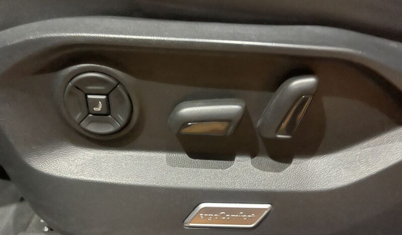 
								VOLKSWAGEN TOUAREG R LINE BLACK EDITION full									