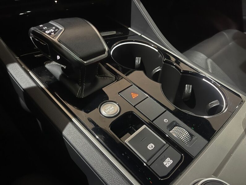 
								VOLKSWAGEN TOUAREG R LINE BLACK EDITION full									